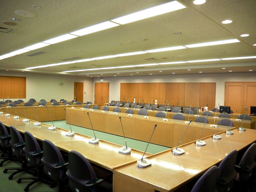 文京シビックセンター24Fにある第1委員会室（中央奥が傍聴者席）