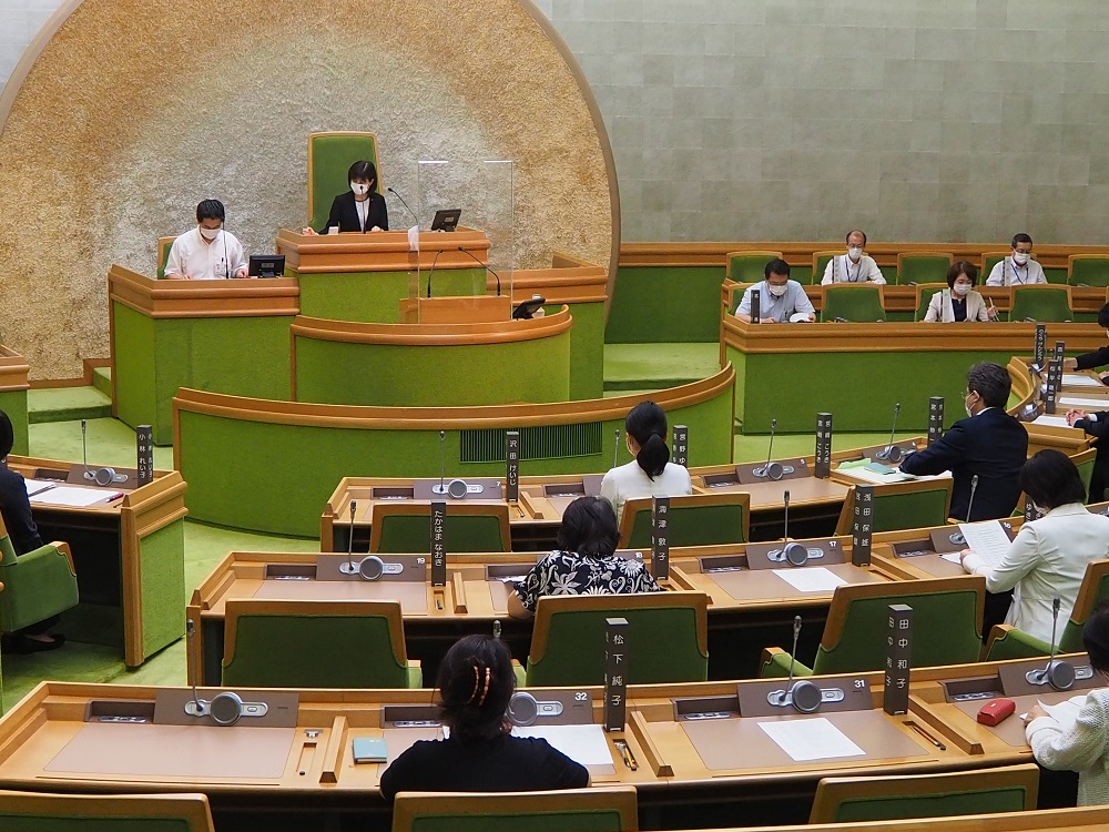 文京区議会の本会議の様子（コロナ期間中のため議員の半数は第1委員会室で参加）